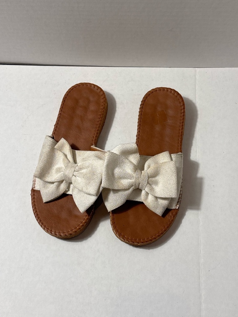 Bow Slide Sandals in Tan with Cream Bows